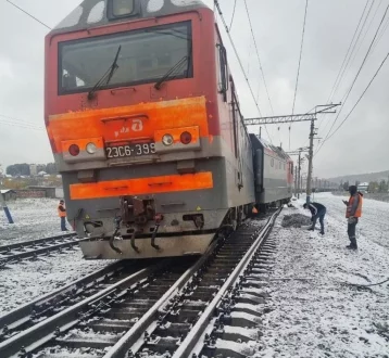 Фото: В Кузбассе локомотив сошёл с рельсов: задержаны три пригородных поезда 1