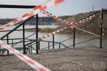 Фото: В Кемерове закрыли спуск к Томи: вода подтопила набережную 1
