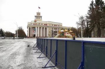 Фото: На главной площади Кемерова начали монтировать хоккейную коробку 1