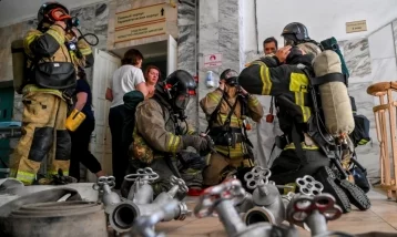 Фото: В Новокузнецке более 50 пожарных «тушили» здание горбольницы 1