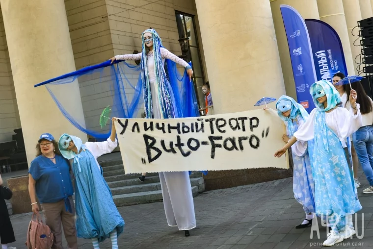 Фото: Артисты вышли на улицы: фестиваль на Театральной площади в Кемерове 41