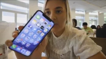 Фото: Сотрудника Apple уволили из-за дочери, снявшей обзор на IPhoneX 1