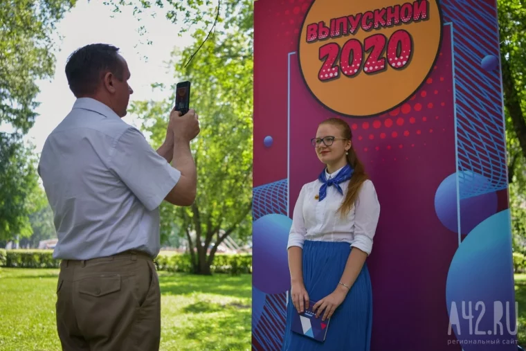 Фото: Выпускники, солнце и живая музыка: как начался последний месяц лета в Кемерове 37