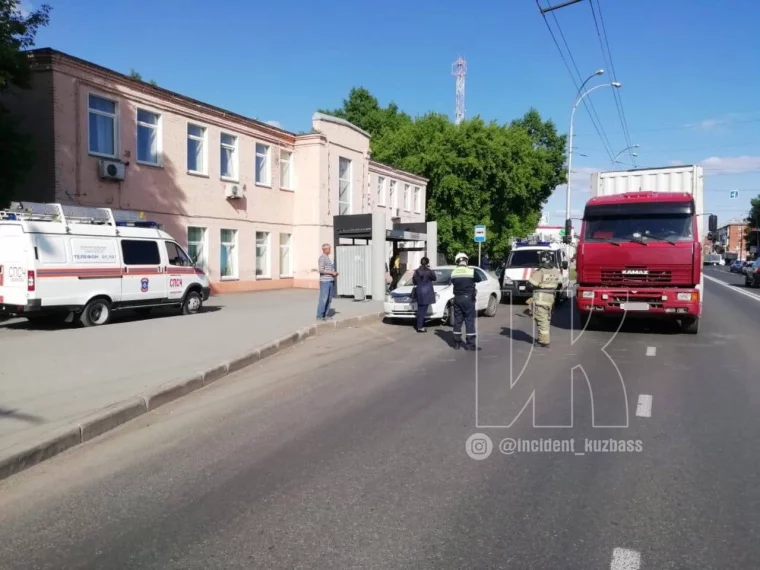 Фото: В Кемерове столкнулись КамАЗ и иномарка: есть пострадавшие 2