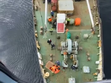 Фото: Из Охотского моря вертолётом эвакуировали пострадавшего на судне 1