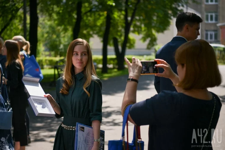 Фото: Выпускники, солнце и живая музыка: как начался последний месяц лета в Кемерове 35