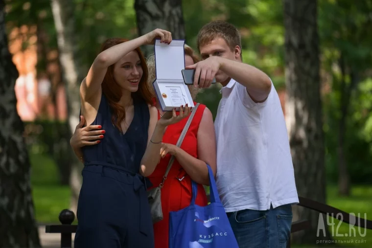 Фото: Выпускники, солнце и живая музыка: как начался последний месяц лета в Кемерове 36
