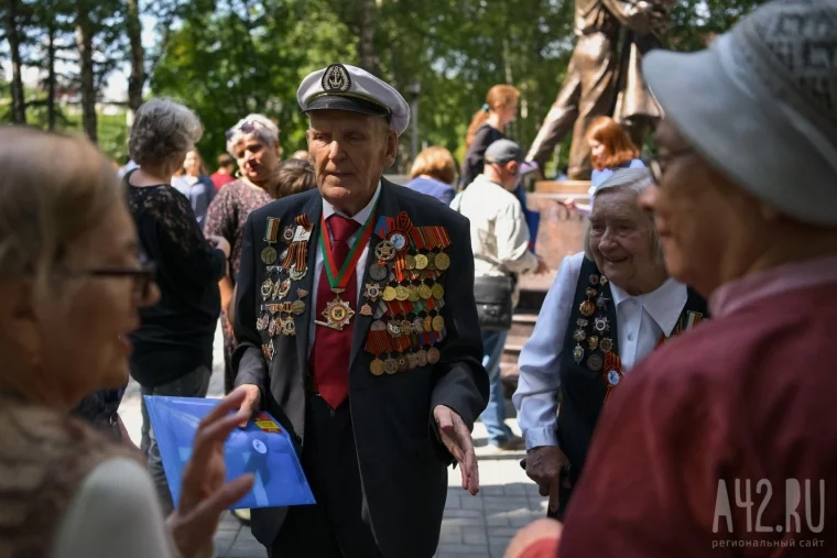 Фото: Выпускники, солнце и живая музыка: как начался последний месяц лета в Кемерове 38