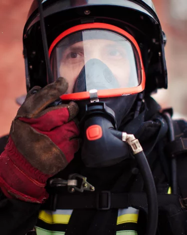 Очевидцы: взрыв электрощитка вызвал пожар в подъезде дома в Кемерове