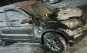 В Новокузнецке мужчина поджёг чужой автомобиль и сам пострадал от огня