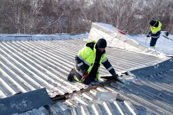 Власти Кузбасса прокомментировали обрушение крыши дома в Ленинске-Кузнецком