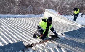 Власти Кузбасса прокомментировали обрушение крыши дома в Ленинске-Кузнецком