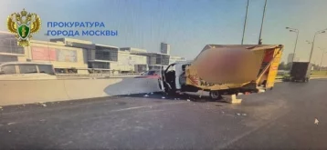 Фото: В Москве подросток на «ГАЗели» въехал в железобетонное ограждение 1