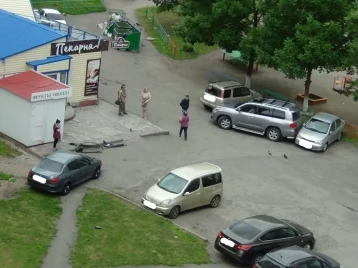 Фото: В Кемерове во дворе многоэтажки женщина за рулём Lexus протаранила четыре машины 1