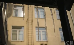 В Санкт-Петербурге рухнувшая с крыши глыба льда придавила коляску с 2-летним ребёнком