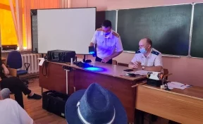 В Кемерове сотрудники СК показали школьникам, как работает криминалистическая техника