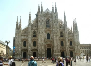 Фото: В Милане запретили использовать селфи-палки и пить из стеклянных бутылок 1