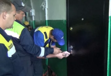 Фото: Жители кемеровской многоэтажки вызвали спасателей, услышав крики из запертой квартиры 1