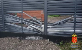 В Новокузнецком округе женщина сломала забор, чтобы выйти к людям