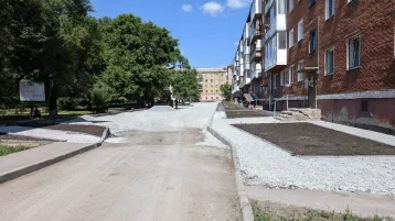 Фото: Подрядчик сорвал ремонт за 4 млн рублей во дворе жилого дома в Кемерове 1