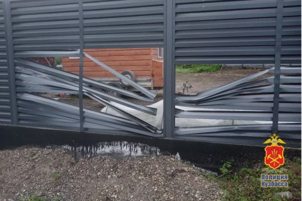 В Новокузнецком округе женщина сломала забор, чтобы выйти к людям