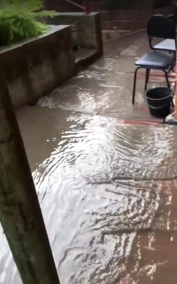 Фото: «Заливает ручьём»: кемеровчане пожаловались на затопленные после дождя дома 2