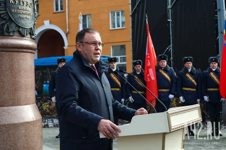 Фото: В Новокузнецке торжественно открыли памятник Михаилу Кутузову 14