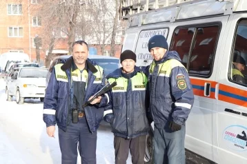 Фото: В Кемерове спасатели пришли на помощь двум детям 1