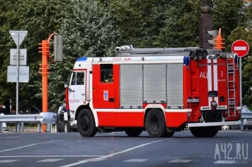 Фото: 18 человек тушили пожар в новокузнецком многоквартирном доме 1