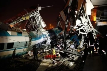 Фото: СМИ: в Анкаре скоростной поезд врезался в путепровод, есть жертвы 1