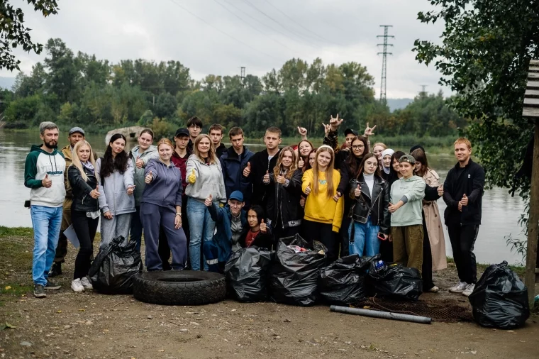 Фото: Стало чисто на берегу и на душе: волонтёры убрали прибрежную зону в Мысках 1