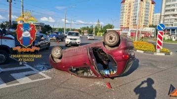 Фото: В Новокузнецке на улице Кирова жёстко столкнулись 2 автомобиля 1