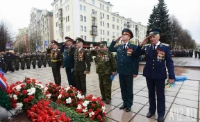 В Кемерове возложили цветы к Мемориалу Славы