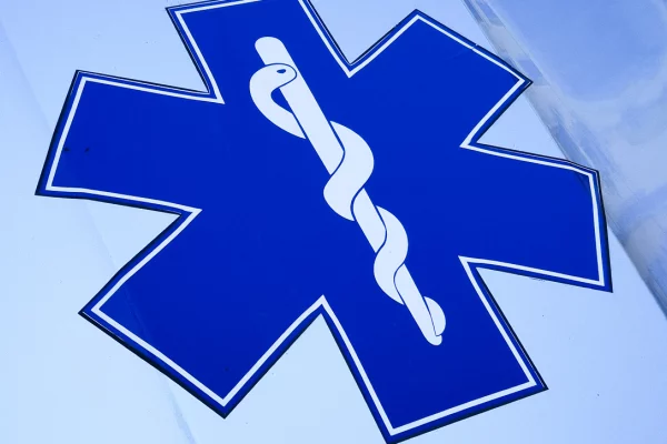 Мужчина застрял в уличном контейнере для одежды и умер