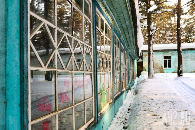 Фото: В Рудничном бору в Кемерове сносят старый корпус лыжной спортшколы. Вспоминаем её историю и рассказываем, что построят на этом месте 23