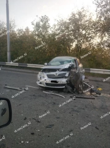 Фото: Жёсткая авария произошла на Кузбасском мосту в Кемерове  1
