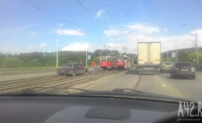 В Кемерове на Кузнецком мосту движение трамваев остановлено из-за ДТП