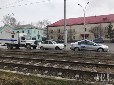 Фото: Кемеровчан взволновало большое скопление полицейских машин 3
