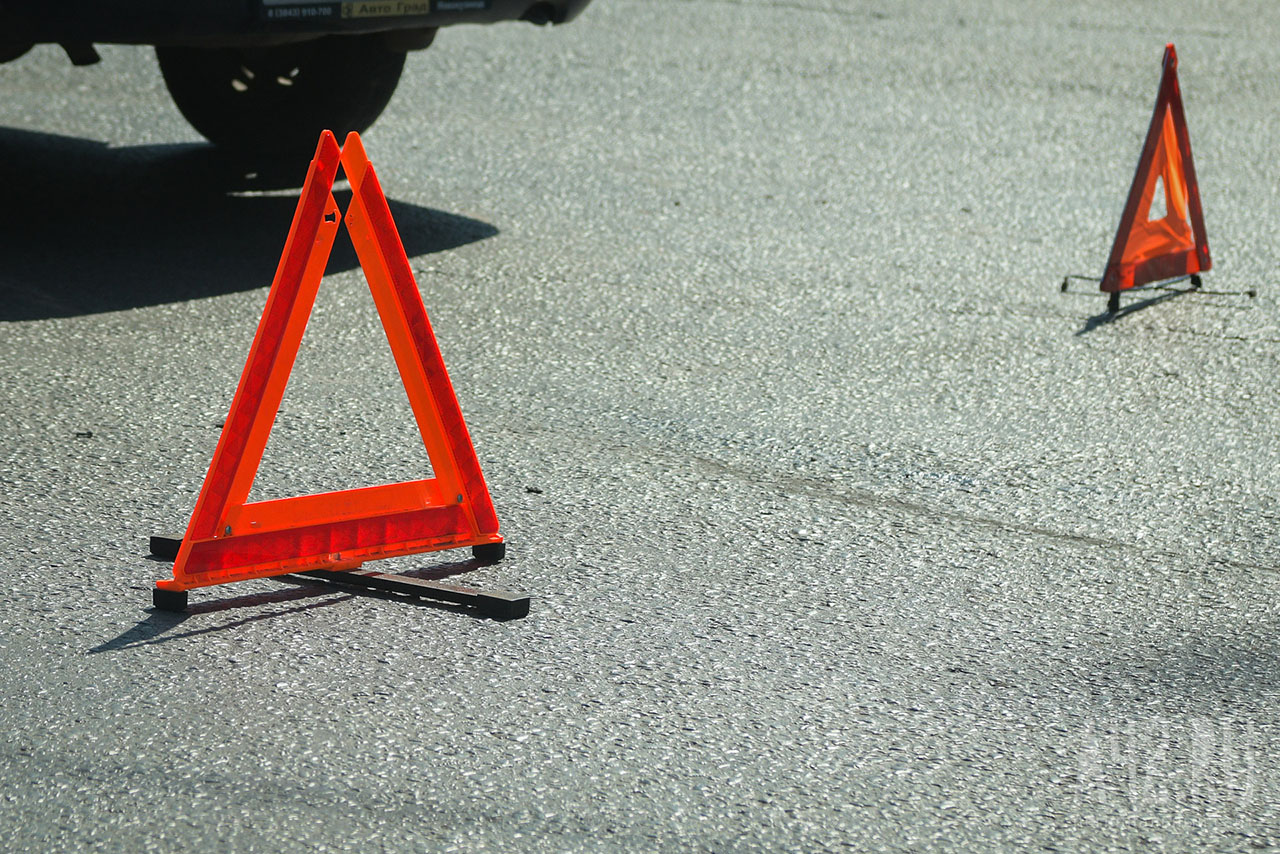 Соцсети: автомобиль газовой службы врезался в столб и перевернулся в Кемерове