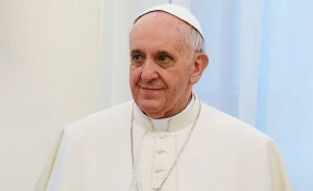 Маленькая девочка стащила шапочку Папы Римского, пока тот благословлял её