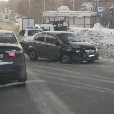 Фото: На улице Сибиряков-Гвардейцев в Кемерове собралась пробка из-за ДТП с фурой 3