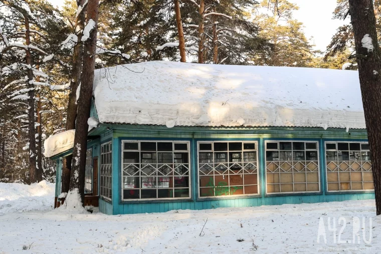 Фото: В Рудничном бору в Кемерове сносят старый корпус лыжной спортшколы. Вспоминаем её историю и рассказываем, что построят на этом месте 24