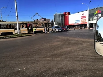 Фото: На Кузнецком проспекте в Кемерове произошло ДТП с трамваем .Фото с места опубликовали в Сети очевидцы 1