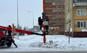 В Кемерове начался монтаж светофоров на пересечении улицы Гагарина с Каменской и Шорникова