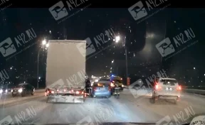 Столкнулись четыре машины: очевидцы сообщили о массовом ДТП на мосту в Кемерове