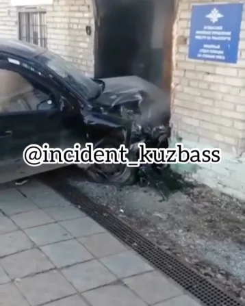 Фото: В Кузбассе автомобиль въехал в административное здание 1