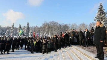 Фото: Путин отодвинул охранника, чтобы пообщаться с петербуржцами и пожать им руки 1