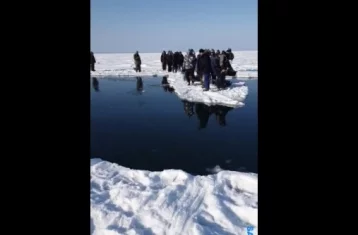 Фото: На Сахалине от берега оторвало льдину с 300 рыбаками 1