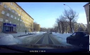 За незаконную парковку в центре Кемерова оштрафовали двух водителей
