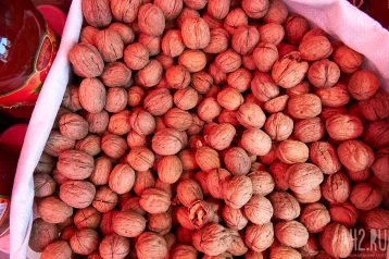 Фото: Жительница Кузбасса купила грецкие орехи с белыми червями внутри 1